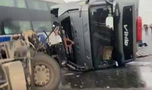 Vụ tai nạn trên cao tốc Nghi Sơn - Diễn Châu xảy ra vào khoảng 6h30 ngày 2.3. Ảnh: Nguyễn Hùng