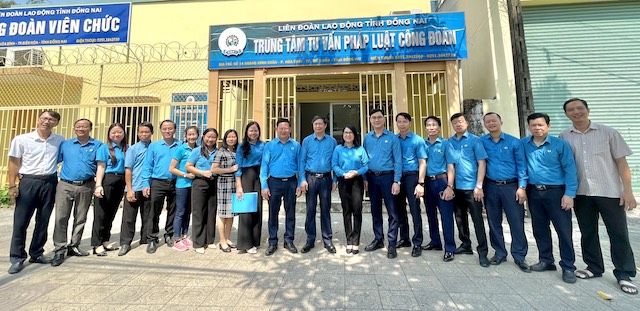 Đoàn chụp ảnh lưu niệm tại Trung tâm tư vấn pháp luật công đoàn của LĐLĐ tỉnh Đồng Nai. Ảnh: Nguyễn Yến 