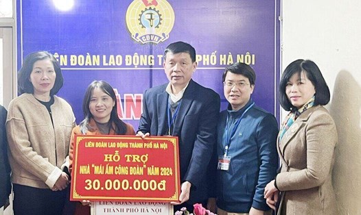 Chị Kim Thị Viên (thứ 2 từ trái sang) nhận hỗ trợ kinh phí sửa chữa Mái ấm Công đoàn của Liên đoàn Lao động Thành phố Hà Nội. Ảnh: CĐCS