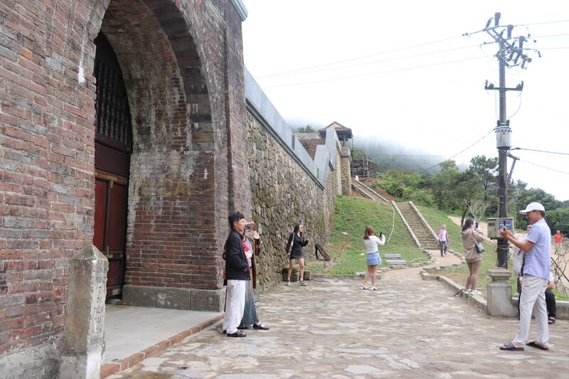Du khách chụp hình ở trước cổng của Hải Vân quan. Ảnh: Nguyễn Linh