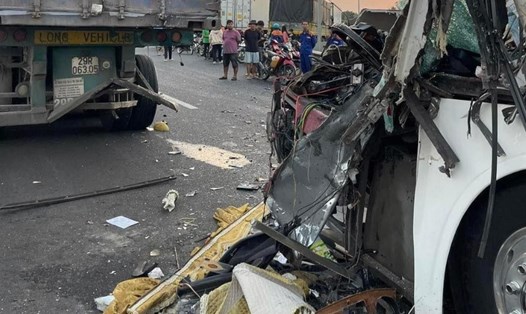 Hiện trường vụ tai nạn khiến tài xế tử vong, 12 hành khách bị thương trên cao tốc TPHCM - Long Thành. Ảnh: NDCC