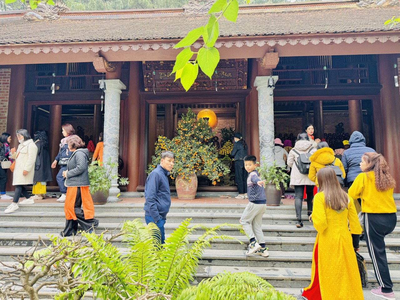 “Đây là lần thứ 3 mình có duyên đến chùa Địa Tạng Phi Lai. Năm nay có 1 số khu vực trong chùa đã được bài trí lại khác so với trước đây. Qua mỗi năm, dường như du khách đổ về ngày càng đông, khiến không gian nơi đây bớt đi phần yên tĩnh, thanh bình.“, Phương Linh (du khách Hà Nội) cho biết.