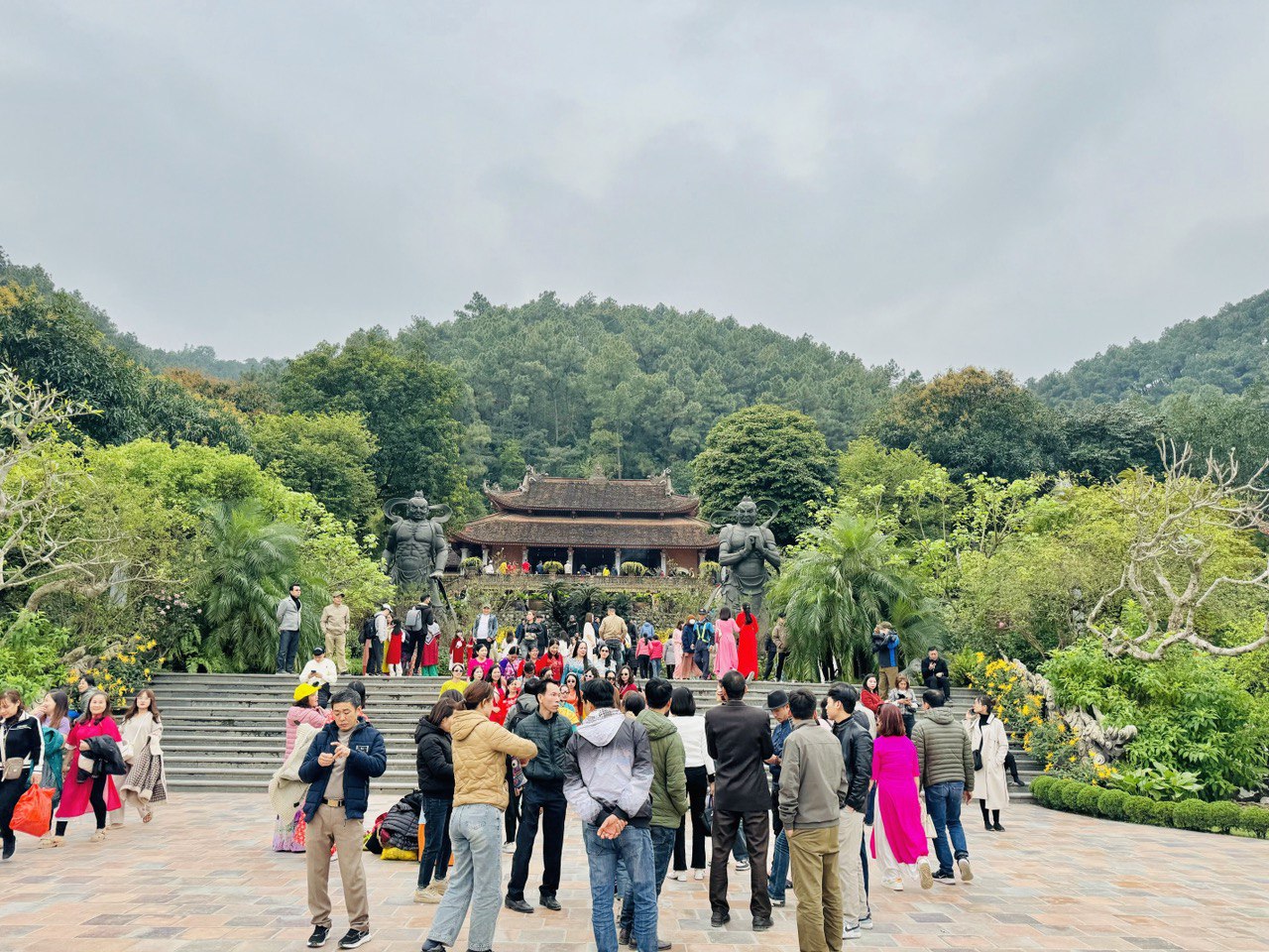 Chùa Địa Tạng Phi Lai có tên cũ là chùa Đùng, tọa lạc tại thôn Ninh Trung, xã Liêm Sơn, huyện Thanh Liêm, Hà Nam. Ban đầu, ngôi chùa này xuống cấp trầm trọng, sau khi được Đại đức Thích Minh Quang về tiếp nhận vào tháng 12.2015, chùa mới được tu sửa lại khang trang như hiện nay.