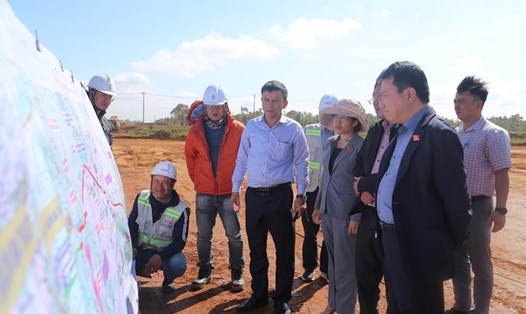 Cơ quan chức năng tỉnh Đắk Lắk đang liên tục đôn đốc các nhà thầu thi công nhanh dự án cao tốc đi Khánh Hòa nhưng vẫn phải đảm bảo chất lượng công trình. Ảnh: Minh Thông
