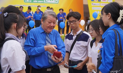 Ông Trần Anh Tuấn - Phó Chủ tịch Hội Giáo dục nghề nghiệp  TPHCM giải đáp thắc mắc của học sinh. Ảnh: Phương Ngân