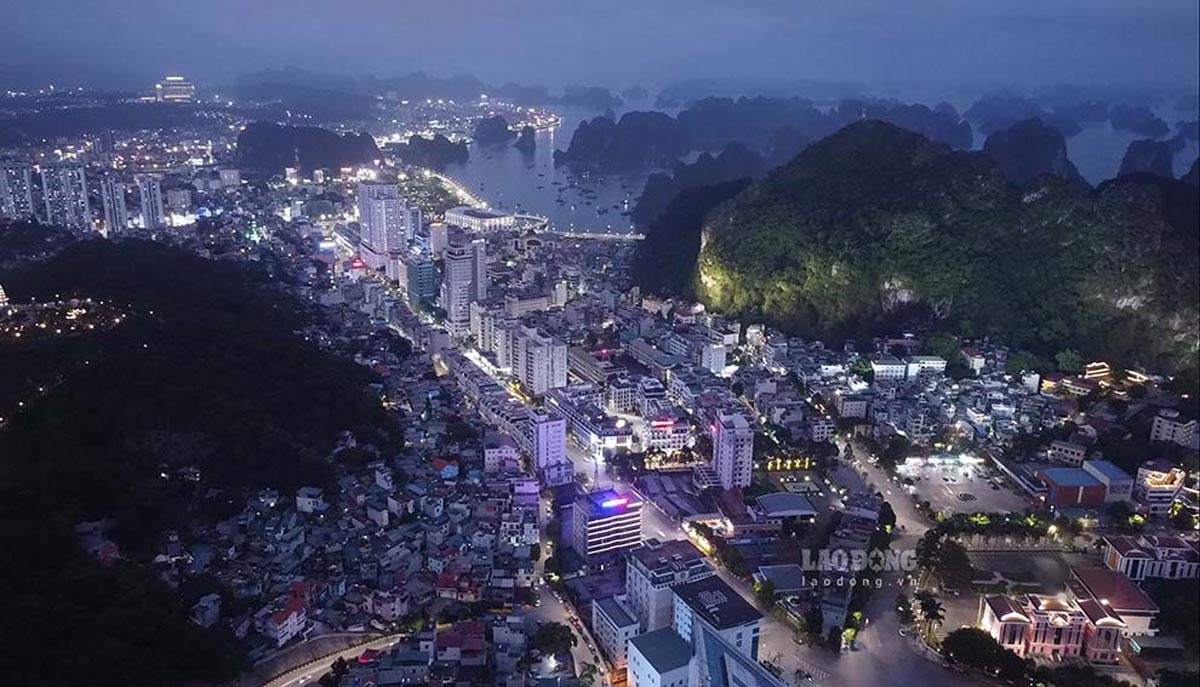 Toàn cảnh thành phố Hạ Long là 1 trong 6 địa phương thí điểm mô hình phát triển kinh tế đêm. Ảnh: Đoàn Hưng