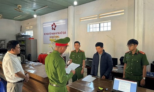 Công an tỉnh Kon Tum thi hành lệnh khám xét khẩn cấp nơi làm việc của Bùi Thu Ba (đứng, mặc áo khoác). Ảnh: Công an cung cấp 