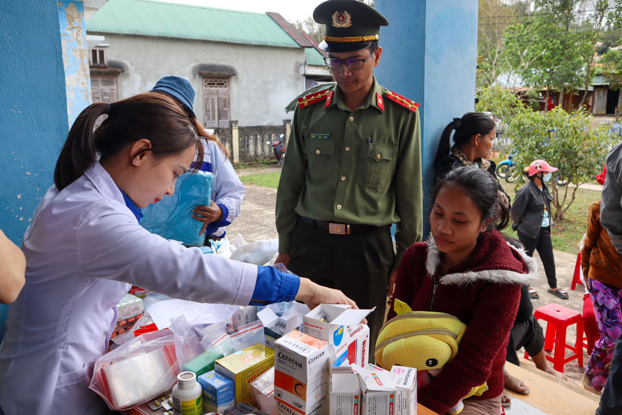 Các bác sĩ trẻ khám, tư vấn sức khỏe cho 200 người dân biên giới. Ảnh: Nguyên Thi