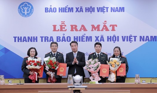 Tổng Giám đốc BHXH Việt Nam Nguyễn Thế Mạnh (giữa ảnh) trao quyết định cho đại diện Thanh tra BHXH Việt Nam. Ảnh: BHXH VN