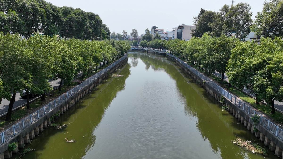 Năm 2012, dự án cải thiện vệ sinh môi trường kênh Nhiêu Lộc - Thị Nghè hoàn thành, với tổng số vốn đầu tư giai đoạn 1 hơn 8.600 tỉ đồng, di dời hơn 7.000 hộ dân. Sau đó, dự án cải tạo đường Trường Sa và Hoàng Sa, tạo cảnh quan trên tuyến kênh trở thành hai tuyến đường đẹp của thành phố cũng đã được chính quyền thực hiện.