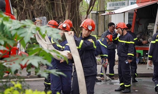 Lực lượng chức năng tham gia dập tắt đám cháy. Ảnh: Minh Thái.
