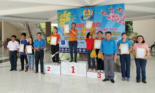 LĐLĐ huyện Bắc Bình trao giải cho các đơn vị đạt giải trong hội thao. Ảnh: LĐLĐ Bắc Bình