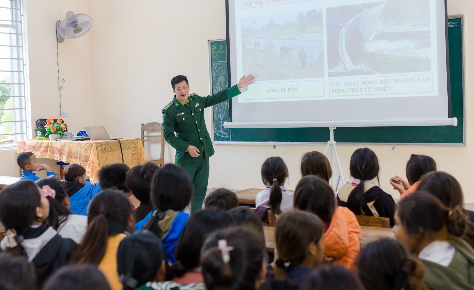 Tiết học truyền đạt các nội dung về cột mốc, chủ quyền biên giới do Đồn Biên phòng Cửa khẩu quốc tế La Lay thực hiện ở Trường Tiểu học và Trung học cơ sở A Ngo. Ảnh: Minh Hiển.