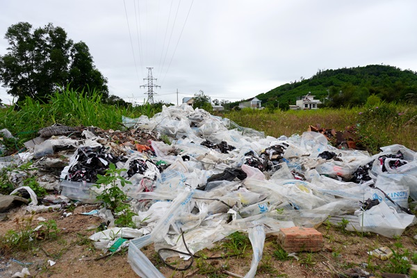 Người dân lén lút đổ rác thải trong khuôn viên dự án. Ảnh: Ngọc Viên