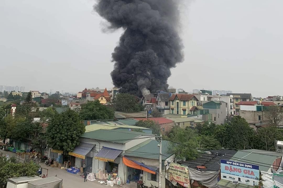 Hai ngôi nhà ở tổ 17, phường Phú Lương (quận Hà Đông, Hà Nội) bốc cháy cuồn cuộn. Ảnh: Người dân cung cấp