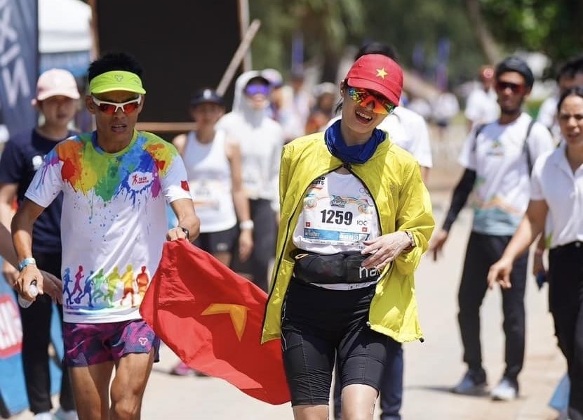 Lại Thị Xuân Hương vô địch nội dung nữ tại Giải Phuket 100K Ultra Marathon 2024. Ảnh: Phuket Marathon