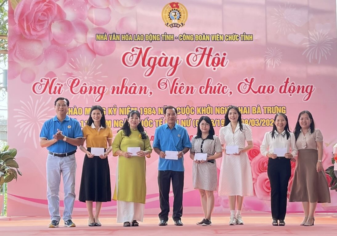 Phó Chủ tịch LĐLĐ tỉnh An Giang Nguyễn Nhật Tiến trao giải cho các thí sinh tham gia Ngày hội.
