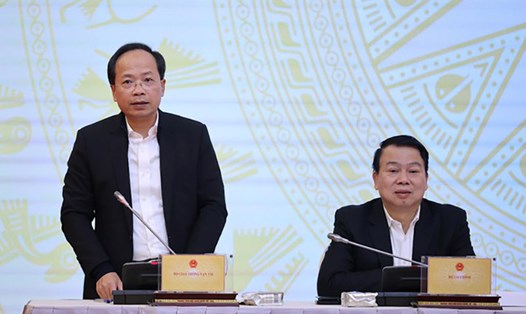 Thứ trưởng Bộ GTVT Nguyễn Duy Lâm thông tin về tình hình đầu tư nâng cấp các tuyến đường bộ cao tốc 2 làn xe. Ảnh: Phạm Đông