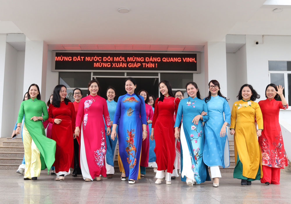 Thời điểm này, phụ nữ công sở trên toàn tỉnh Lào Cai đã rộn ràng trong những bộ trang phục truyền thống. Ảnh: An Vi