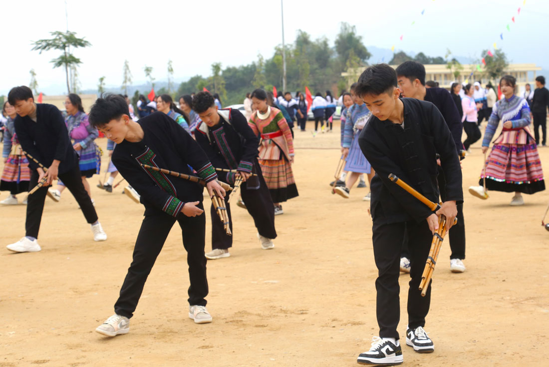  Sôi động Ngày hội văn hoá các dân tộc năm 2024 được tổ chức tại Trường THPT Dân tộc nội trú tỉnh Lào Cai ngày 2.3