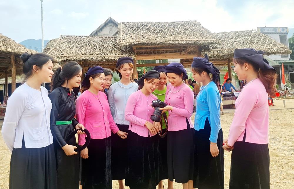 Phụ nữ dân tộc Tày ở Nghĩa Đô - Bảo Yên mặc trang phục truyền thống trong ngày hội.