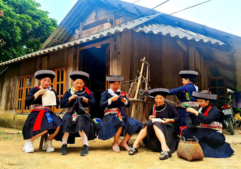 Đồng bào dân tộc H'Mông ở Lào Cai duy trì nghề trồng lanh, dệt vải, may trang phục truyền thống.