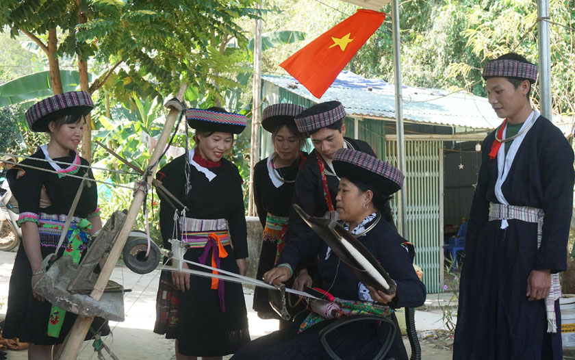Dân tộc H’Mông có nhiều nhóm ngành, trong đó người H’Mông xanh có dân số rất ít hiện sinh sống chủ yếu ở xã Nậm Xé, huyện Văn Bàn.