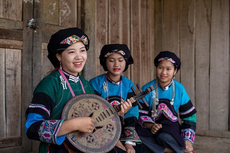 Người Phù Lá thuộc dân tộc thiểu số rất ít người, tập trung nhiều nhất ở Lào Cai, có tiếng nói riêng, một ngôn ngữ của ngữ chi Lô Lô, thuộc ngữ hệ Tạng - Miến trong hệ ngôn ngữ Hán - Tạng.