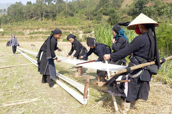 Trang phục truyền thống của phụ nữ người La Chí ở huyện Bắc Hà.