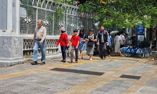 Du khách tại Đà Nẵng sẽ đi bộ thoải mái hơn khi thành phố kẻ và quy định lại việc sử dụng vỉa hè. Ảnh: Thùy Trang