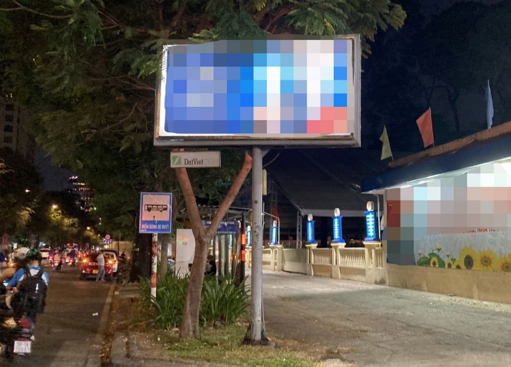 TPHCM tăng cường công tác an toàn PCCC với biển hiệu, trụ, bảng quảng cáo, màn hình điện tử Led trong mùa khô. Ảnh: Huyền Trân