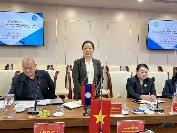 Bà Bouahome Phommachane, Phó Tổng Giám đốc cơ quan BHXH Lào chúc mừng sự hợp tác tốt đẹp giữa BHXH Việt Nam và Cơ quan BHXH Quốc gia Lào. Ảnh: BHXH