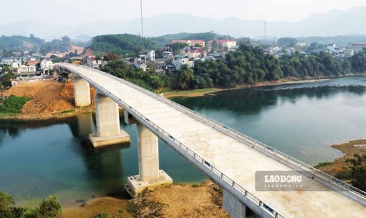 Cầu trăm tỉ vượt sông Gâm (Tuyên Quang) sắp hoàn thành.