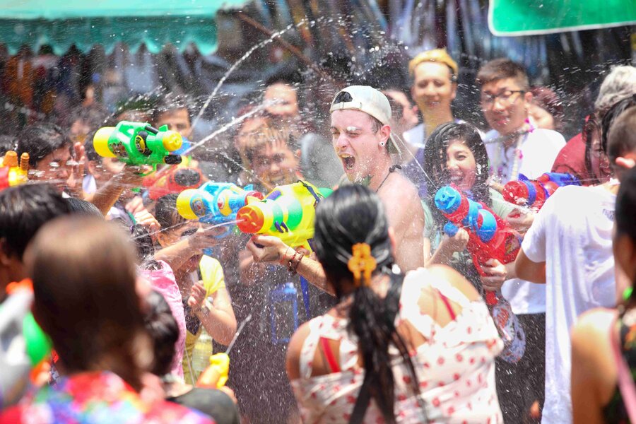 Du khách quốc tế đổ bộ lễ hội Songkran, Thái Lan.