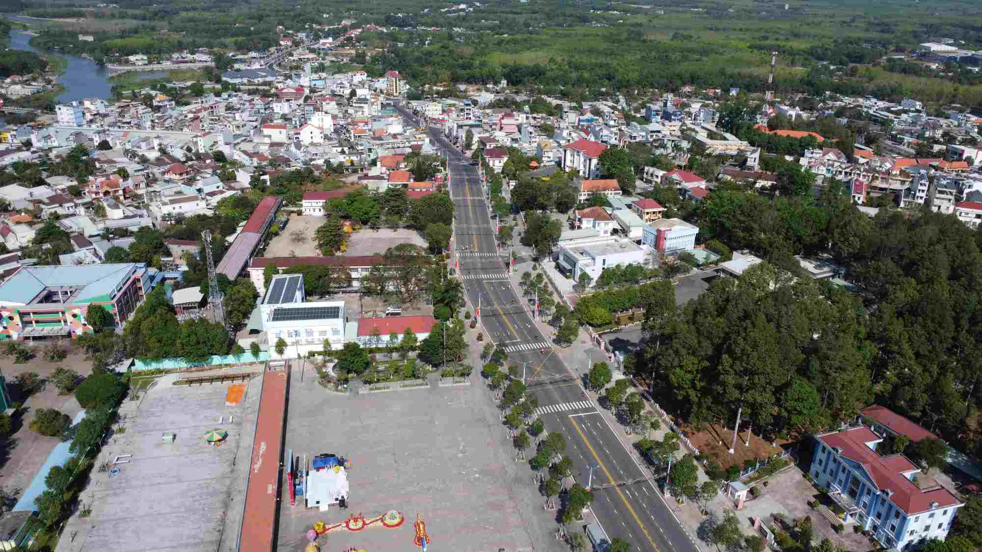 Thành phố Bến Cát được thành lập trên cơ sở giữ nguyên trạng diện tích tự nhiên và quy mô dân số của thị xã Bến Cát.
