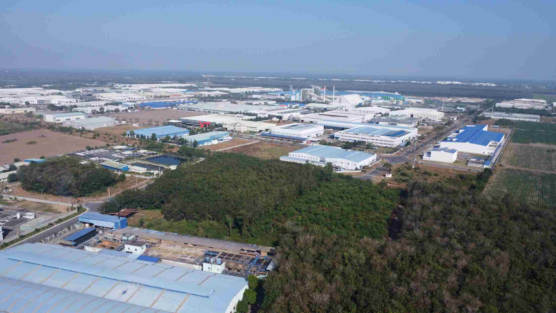 An Tây có 2 khu công nghiệp lớn là Khu công nghiệp Quốc tế Protrade (rộng 384 ha), Khu công nghiệp Việt Hương II (250 ha). Trong đó, có 1 nhà máy sản xuất giấy có số vốn đăng ký lên tới 1 tỉ USD.