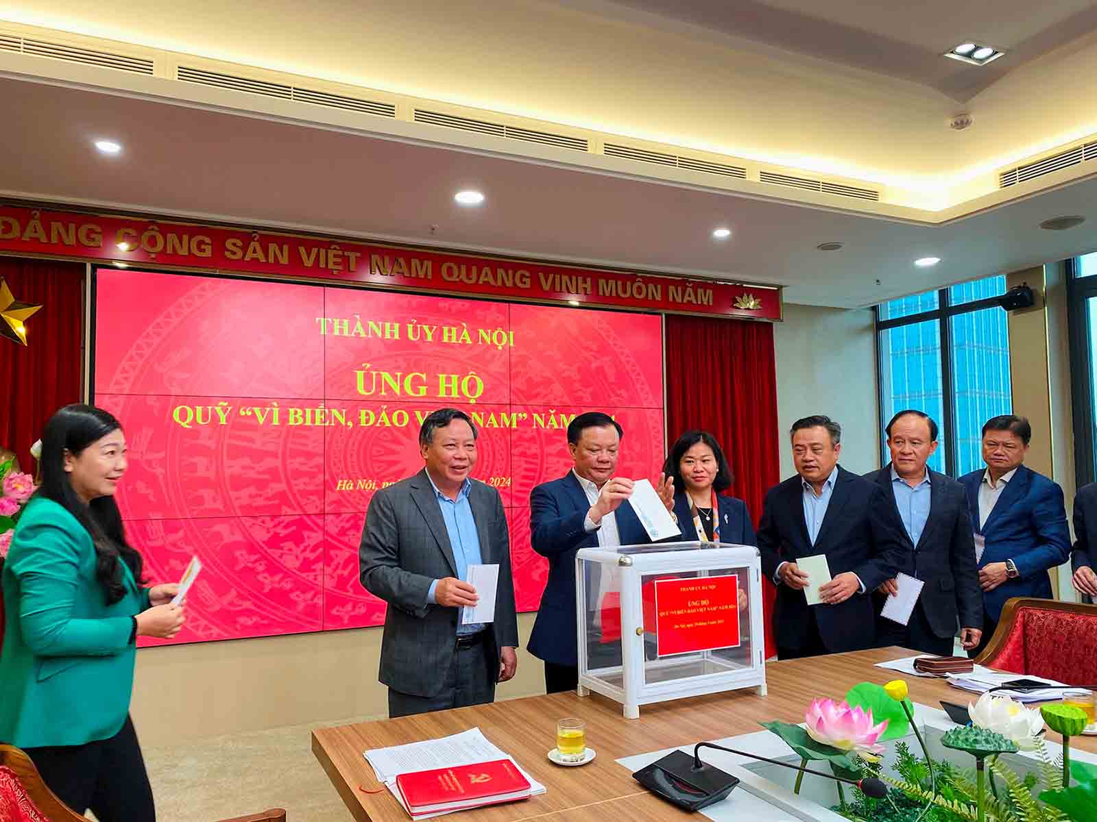 Bí thư Thành ủy Hà Nội Đinh Tiến Dũng và các Thường trực Thành ủy, Ủy viên Ban Thường vụ Thành ủy ủng hộ Quỹ “Vì biển, đảo Việt Nam”. Ảnh: Hà Vũ