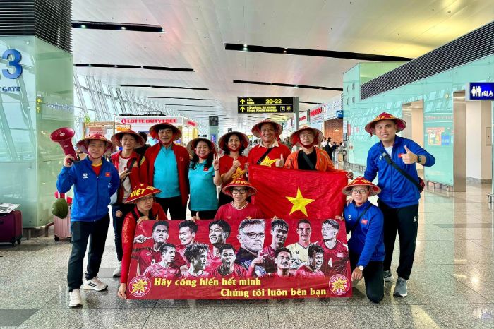 Cổ động viên Việt Nam sang Indonesia cổ vũ đội tuyển quốc gia. Ảnh: VFF