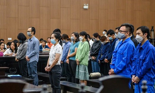 Nguyễn Thị Hà Thành và các bị cáo tại phiên tòa sơ thẩm vụ án "Lừa đảo chiếm đoạt tài sản". Ảnh: Quang Việt