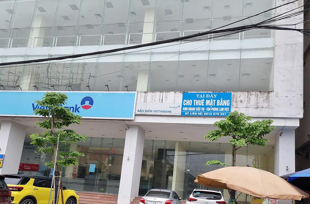 Chủ trung tâm thương mại thông báo cho thuê trên đường Hồng Sơn. Ảnh: Quang Đại