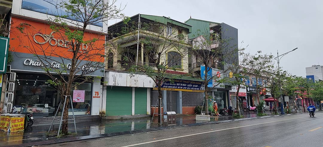 Tình trạng kinh doanh đìu hiu tại phố Nguyễn Văn Cừ. Ảnh: Quang Đại