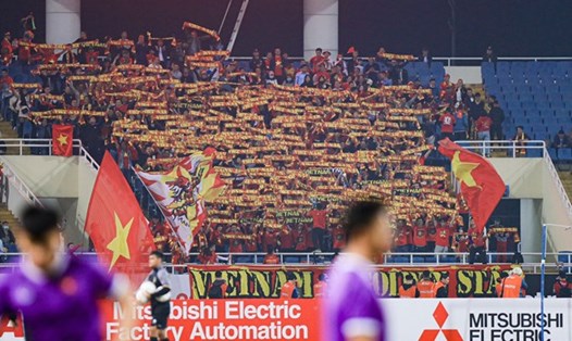Hình ảnh khán giả cổ vũ cho tuyển Việt Nam trong một trận đấu trên sân Mỹ Đình. Ảnh: Minh Dân 
