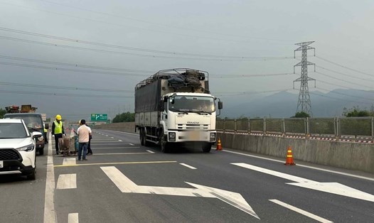 Lắp đặt hệ thống cảnh báo trên cao tốc Cam Lộ - La Sơn sau nhiều vụ tai nạn thương tâm. Ảnh: Nguyễn Vương