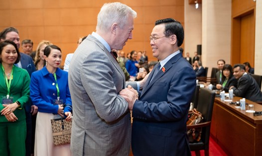 Chủ tịch Quốc hội Vương Đình Huệ và Chủ tịch kiêm Tổng Giám đốc, Hội đồng Kinh doanh Mỹ - ASEAN, Đại sứ Mỹ tại Việt Nam nhiệm kỳ 2014-2017 Ted Osius. Ảnh: Quochoi.vn
