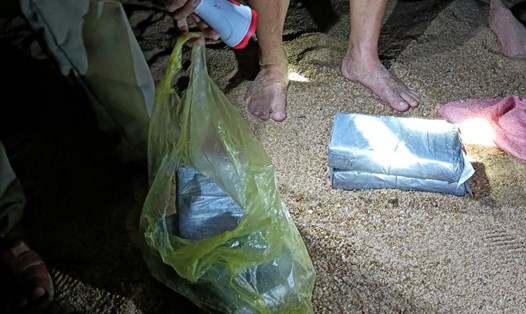 Nhiều khối vật thể nghi chất ma túy trôi dạt vào bờ biển Phú Yên. Ảnh Công an cung cấp