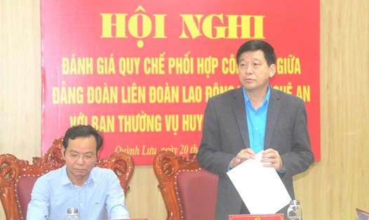 Chủ tịch LĐLĐ tỉnh Nghệ An Kha Văn Tám phát biểu tại hội nghị. Ảnh: Vân Nam