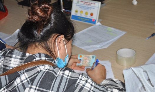 Người lao động làm thủ tục hưởng trợ cấp thất nghiệp tại Trung tâm Dịch vụ việc làm tỉnh Bắc Giang. Ảnh: Bảo Hân