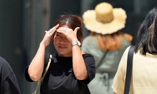 Người dân ở Bangkok, Thái Lan dưới nắng nóng 36 độ C ngày 5.3.2024. Ảnh: Xinhua
