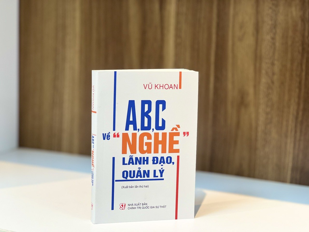 "Cuốn sách "A, B, C về “nghề” lãnh đạo, quản lý" vừa được tái bản. Ảnh: T.Vương