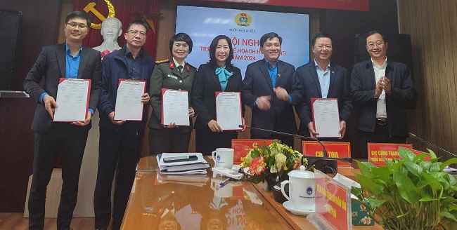 Các đơn vị Khối thi đua số 2 ký kết giao ước thi đua dưới sự chứng kiến của Phó Chủ tịch Tổng LĐLĐVN Nguyễn Xuân Hùng. Ảnh: Minh Hạnh